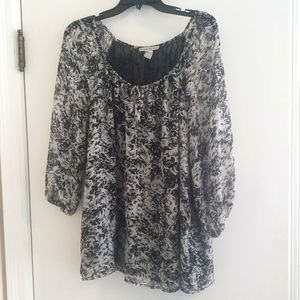 Floral print blouse.